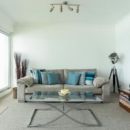 Tides - Beach Front Apartment In Bracklesham Bay Chichester Eksteriør billede