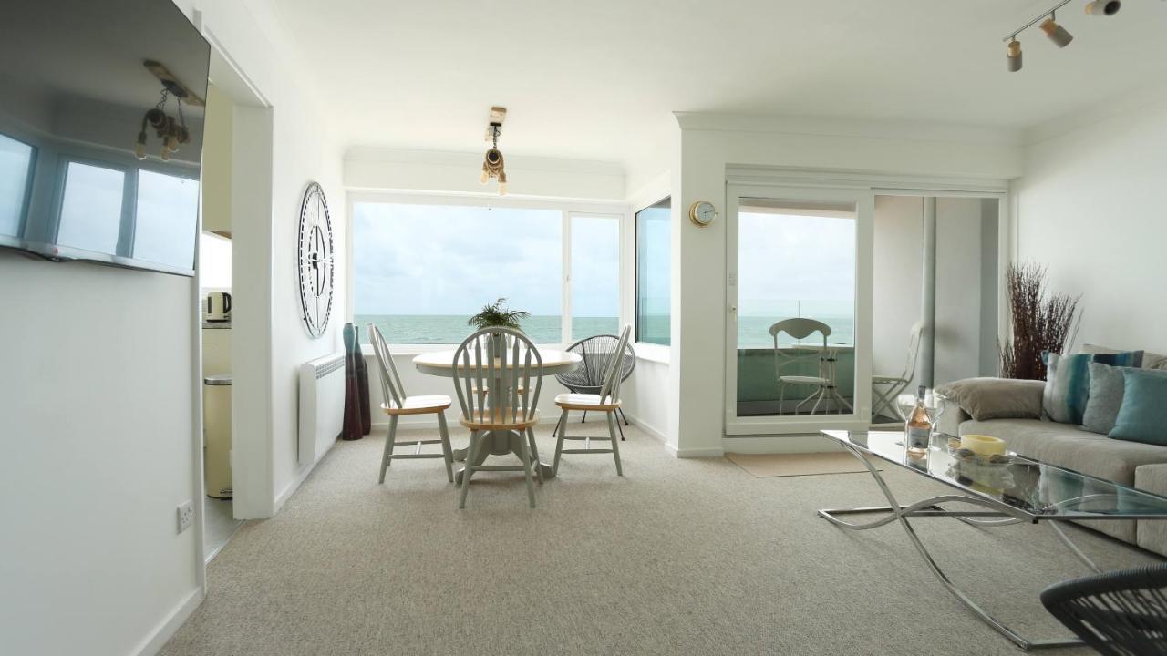 Tides - Beach Front Apartment In Bracklesham Bay Chichester Eksteriør billede