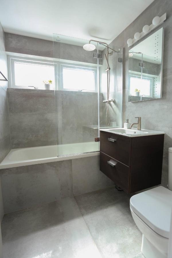 Tides - Beach Front Apartment In Bracklesham Bay Chichester Eksteriør billede