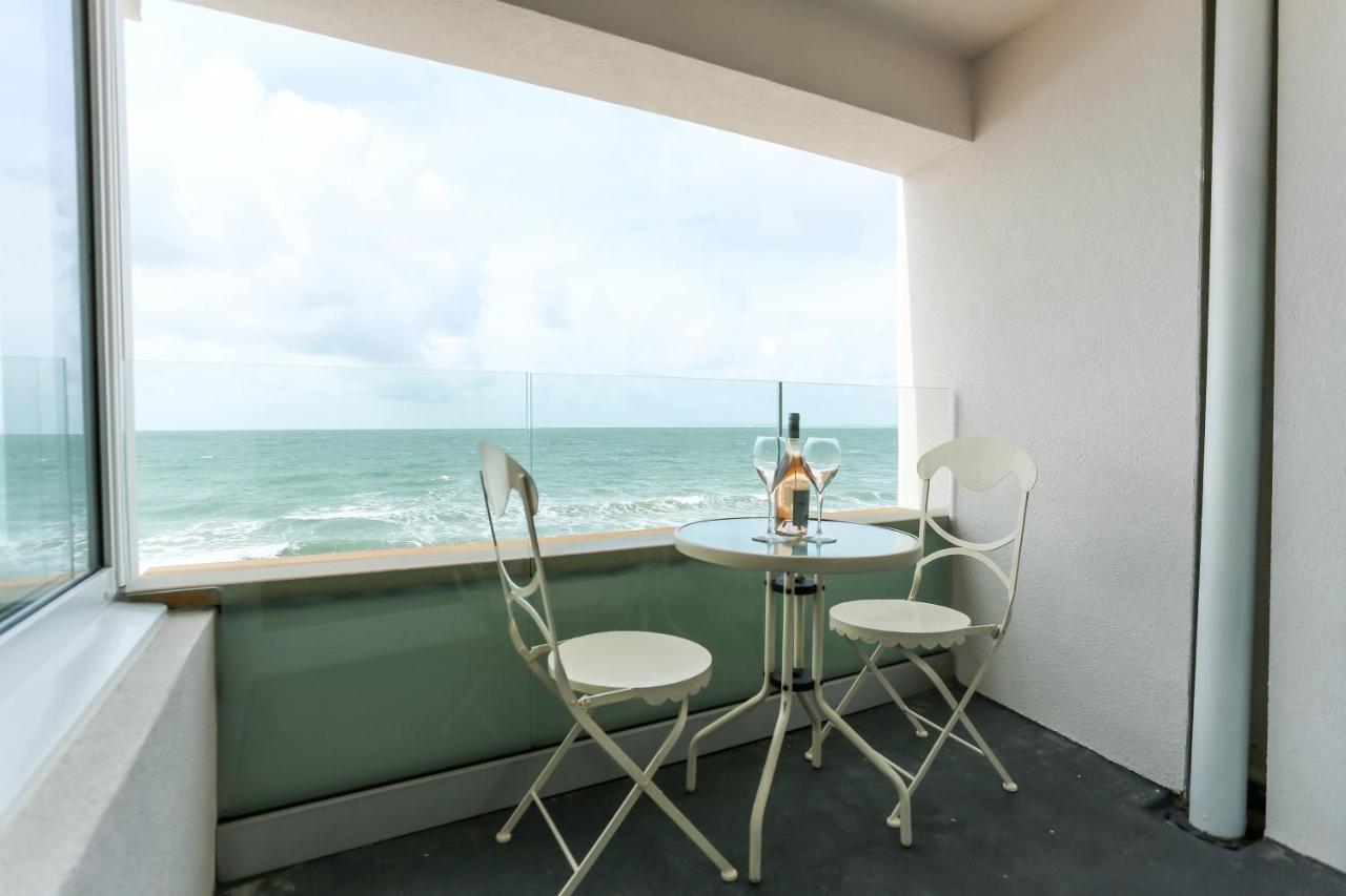 Tides - Beach Front Apartment In Bracklesham Bay Chichester Eksteriør billede