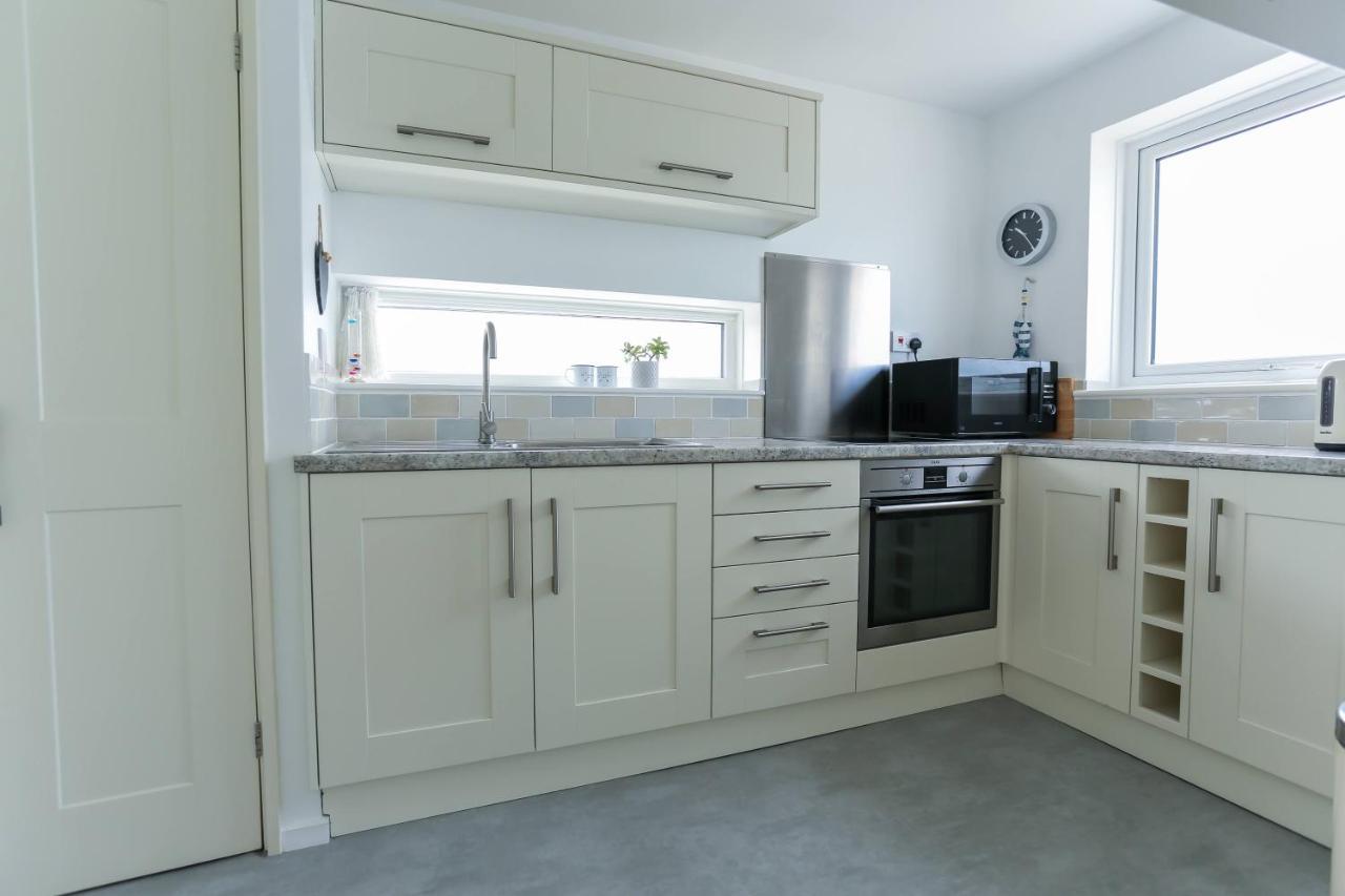 Tides - Beach Front Apartment In Bracklesham Bay Chichester Eksteriør billede