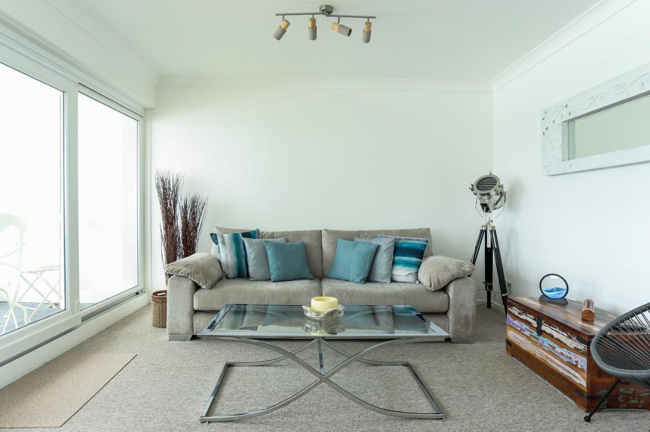 Tides - Beach Front Apartment In Bracklesham Bay Chichester Eksteriør billede