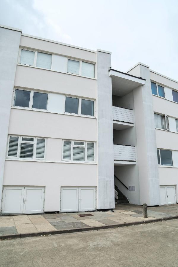 Tides - Beach Front Apartment In Bracklesham Bay Chichester Eksteriør billede