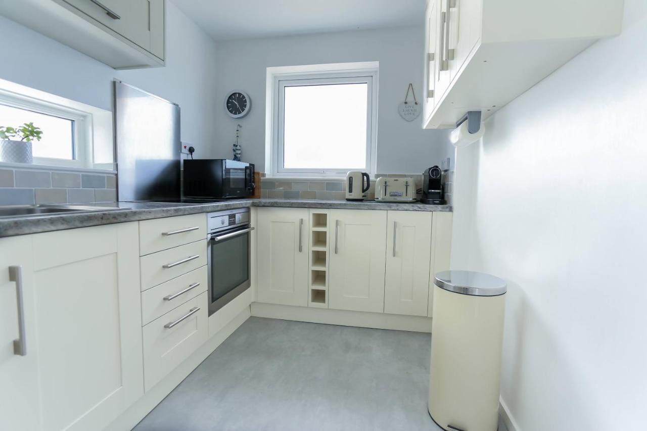 Tides - Beach Front Apartment In Bracklesham Bay Chichester Eksteriør billede