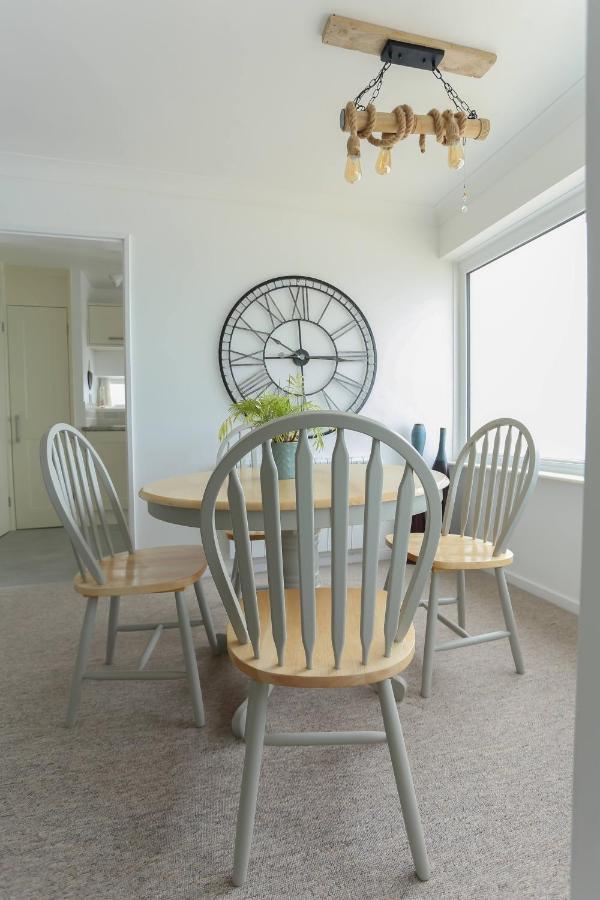 Tides - Beach Front Apartment In Bracklesham Bay Chichester Eksteriør billede