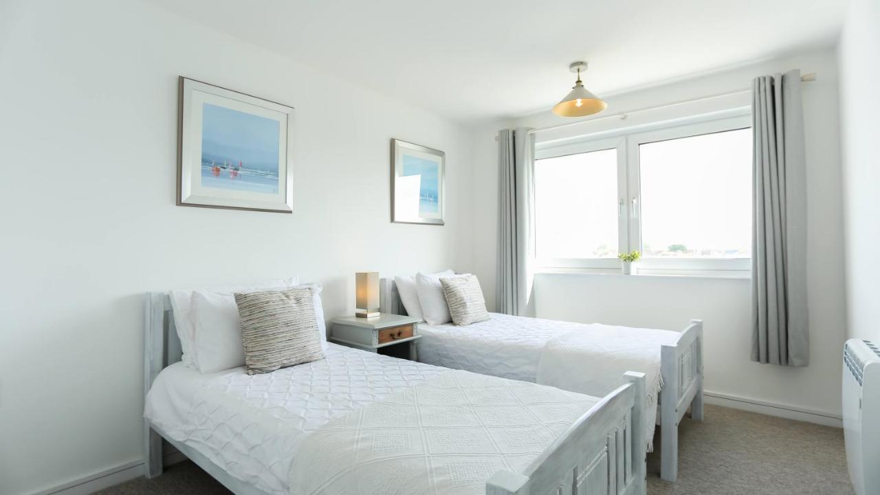 Tides - Beach Front Apartment In Bracklesham Bay Chichester Eksteriør billede