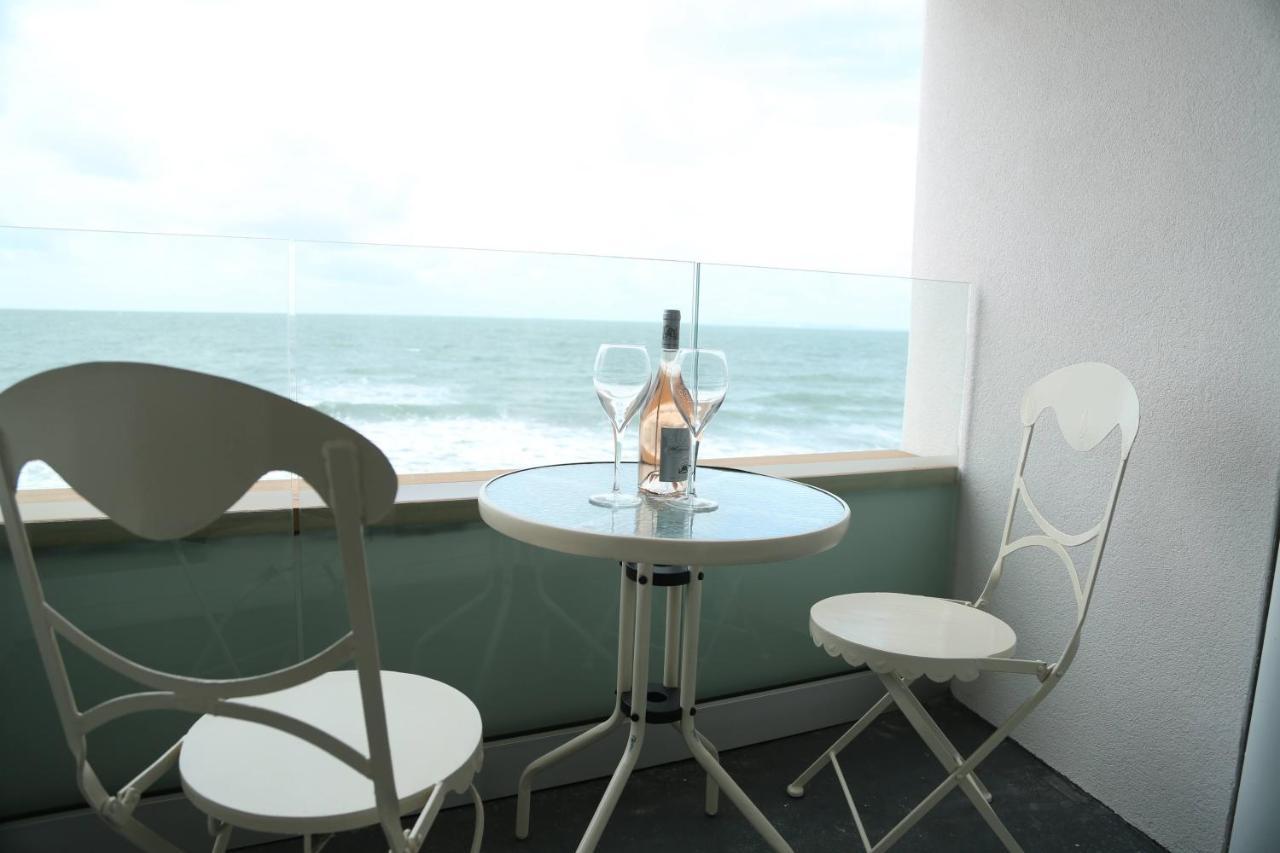 Tides - Beach Front Apartment In Bracklesham Bay Chichester Eksteriør billede