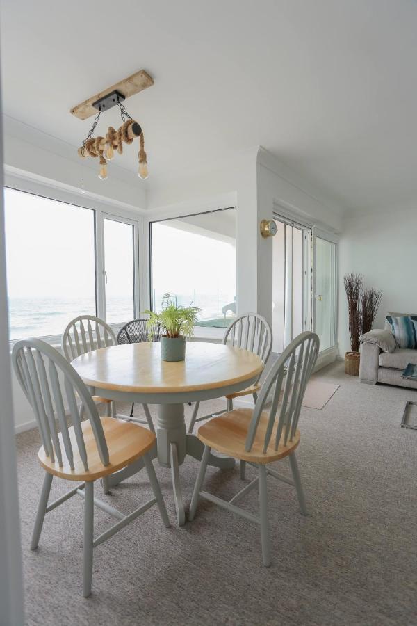 Tides - Beach Front Apartment In Bracklesham Bay Chichester Eksteriør billede