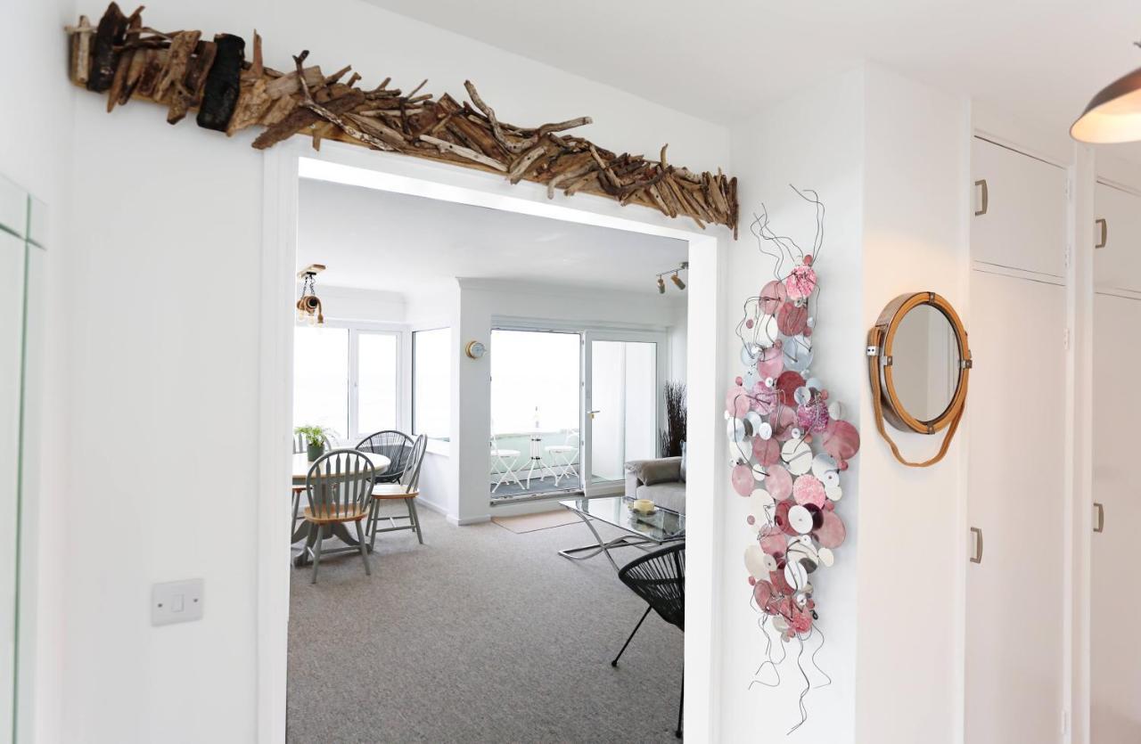 Tides - Beach Front Apartment In Bracklesham Bay Chichester Eksteriør billede